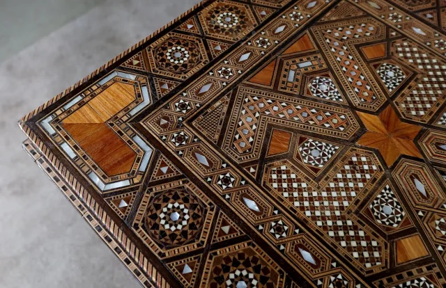 Table à Jeux Syrienne en Olivier, Marqueterie et Incrustations – Fin XIXe