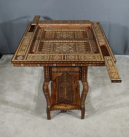 Table à Jeux Syrienne en Olivier, Marqueterie et Incrustations – Fin XIXe