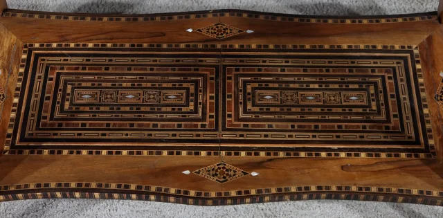 Table à Jeux Syrienne en Olivier, Marqueterie et Incrustations – Fin XIXe