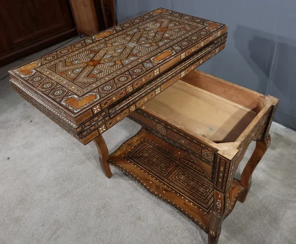 Table à Jeux Syrienne en Olivier, Marqueterie et Incrustations – Fin XIXe