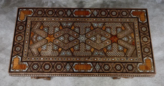 Table à Jeux Syrienne en Olivier, Marqueterie et Incrustations – Fin XIXe