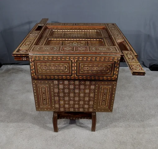 Table à Jeux Syrienne en Olivier, Marqueterie et Incrustations – Fin XIXe