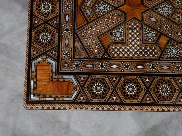 Table à Jeux Syrienne en Olivier, Marqueterie et Incrustations – Fin XIXe