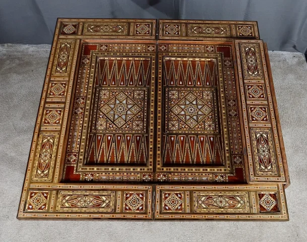 Table à Jeux Syrienne en Olivier, Marqueterie et Incrustations – Fin XIXe