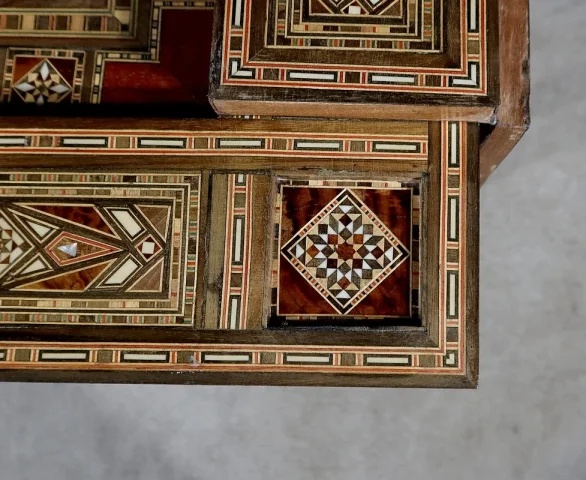 Table à Jeux Syrienne en Olivier, Marqueterie et Incrustations – Fin XIXe
