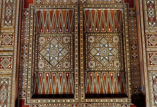 Table à Jeux Syrienne en Olivier, Marqueterie et Incrustations – Fin XIXe