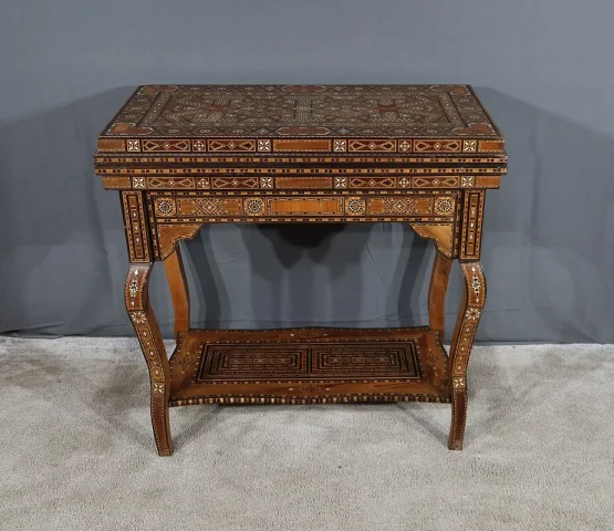 Table à Jeux Syrienne en Olivier, Marqueterie et Incrustations – Fin XIXe