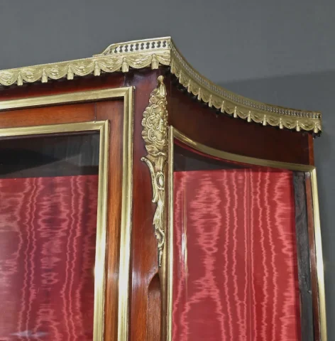 Vitrine en Acajou, style Transition Louis XV / Louis XVI – 1ère partie XXe