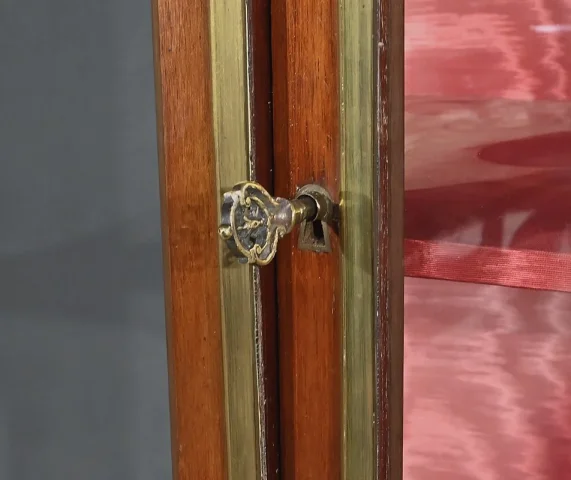 Vitrine en Acajou, style Transition Louis XV / Louis XVI – 1ère partie XXe