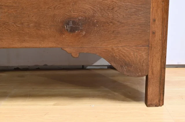 OAK CHEST