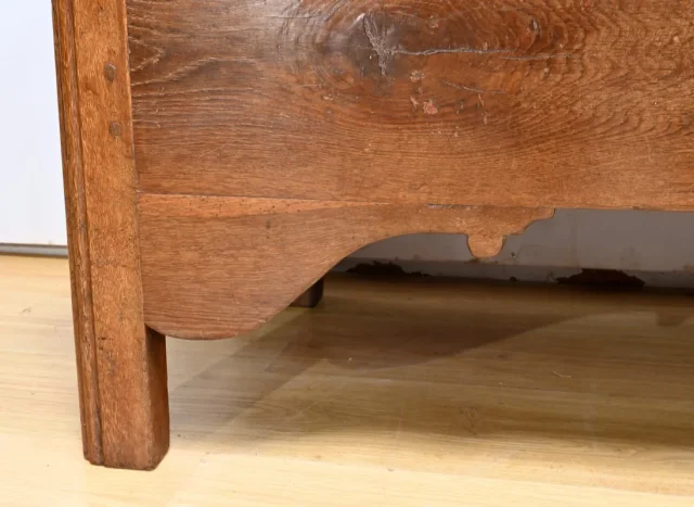 OAK CHEST