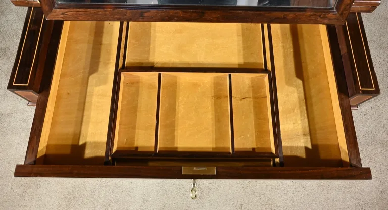 WANDELBARER TISCH IM LOUIS XVI-STIL