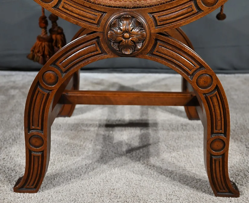 Chaise Curule en Noyer massif, goût Renaissance – Fin XIXe