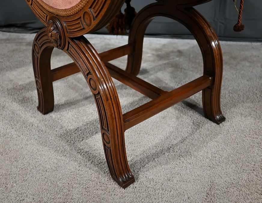 Chaise Curule en Noyer massif, goût Renaissance – Fin XIXe