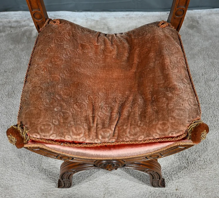 Chaise Curule en Noyer massif, goût Renaissance – Fin XIXe