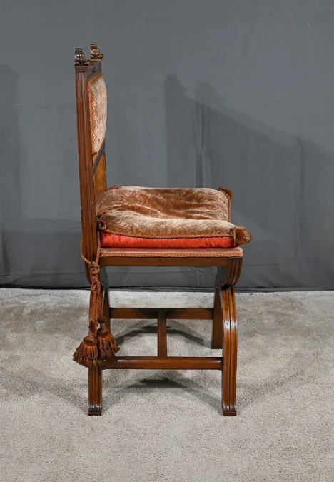 Chaise Curule en Noyer massif, goût Renaissance – Fin XIXe