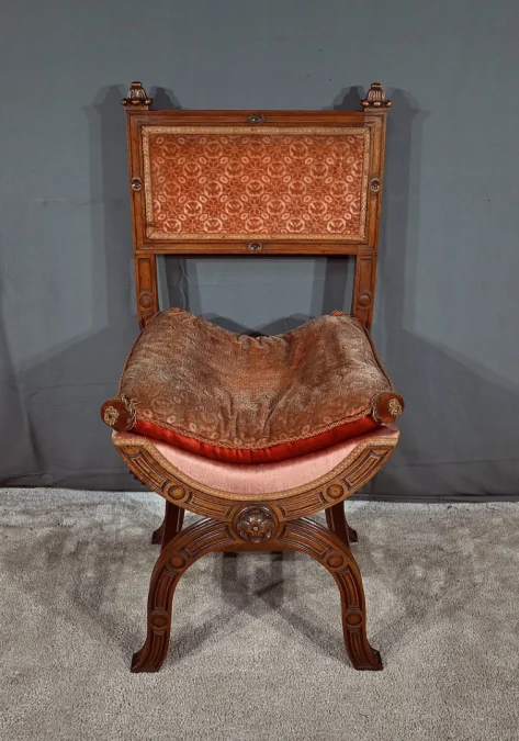 Chaise Curule en Noyer massif, goût Renaissance – Fin XIXe