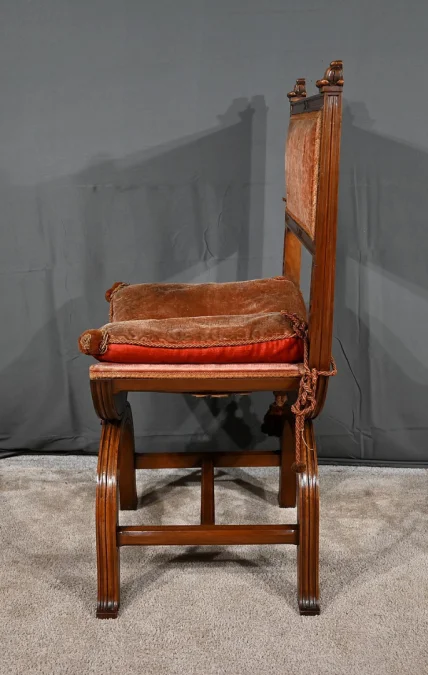 Chaise Curule en Noyer massif, goût Renaissance – Fin XIXe