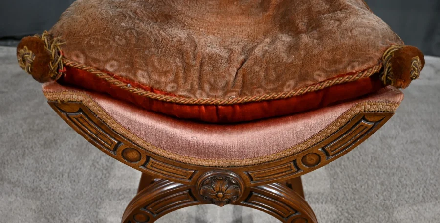 Chaise Curule en Noyer massif, goût Renaissance – Fin XIXe