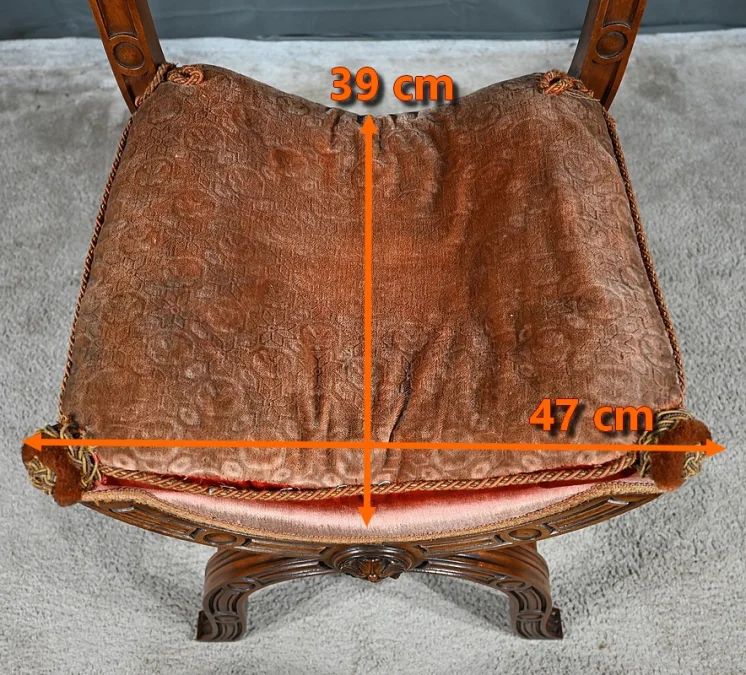 Chaise Curule en Noyer massif, goût Renaissance – Fin XIXe
