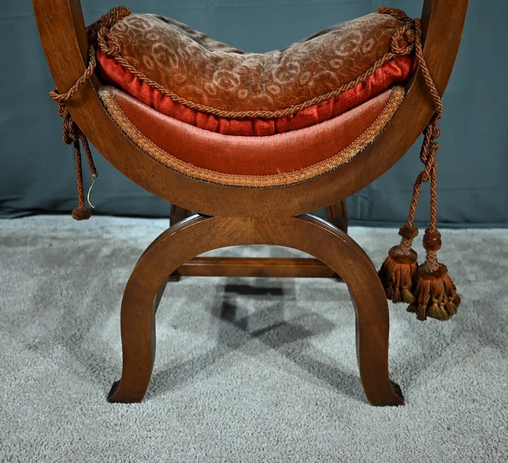Chaise Curule en Noyer massif, goût Renaissance – Fin XIXe