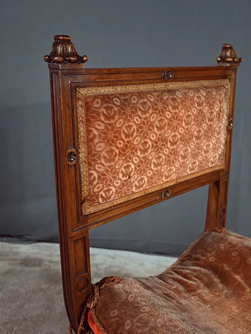 Chaise Curule en Noyer massif, goût Renaissance – Fin XIXe
