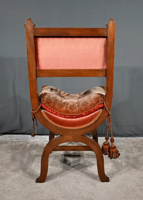 Chaise Curule en Noyer massif, goût Renaissance – Fin XIXe