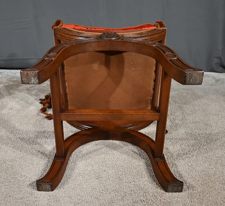 Chaise Curule en Noyer massif, goût Renaissance – Fin XIXe