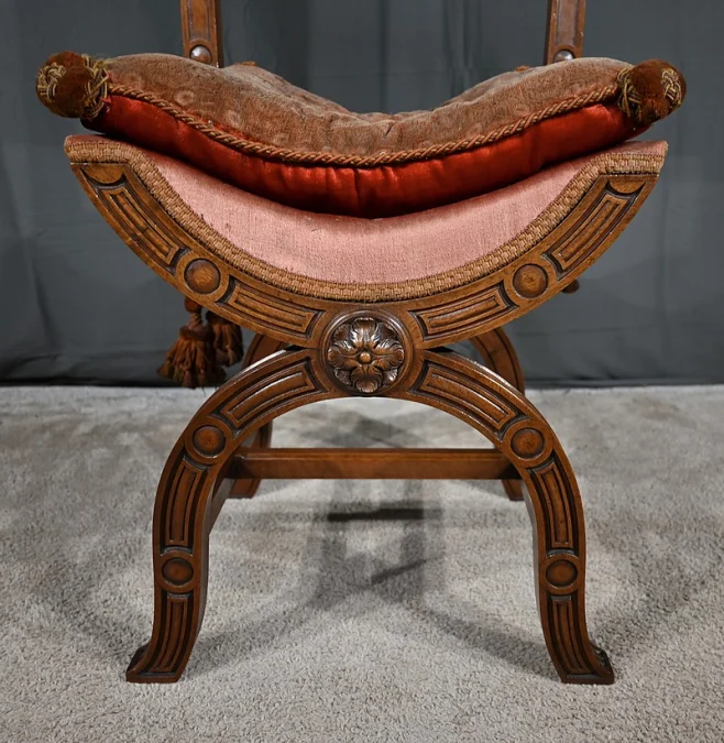 Chaise Curule en Noyer massif, goût Renaissance – Fin XIXe