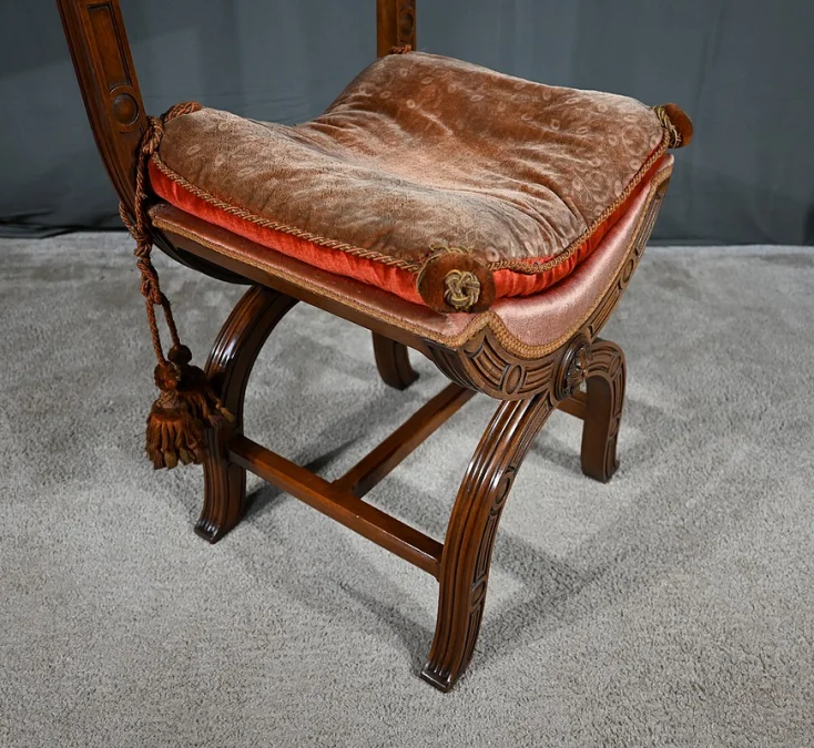 Chaise Curule en Noyer massif, goût Renaissance – Fin XIXe