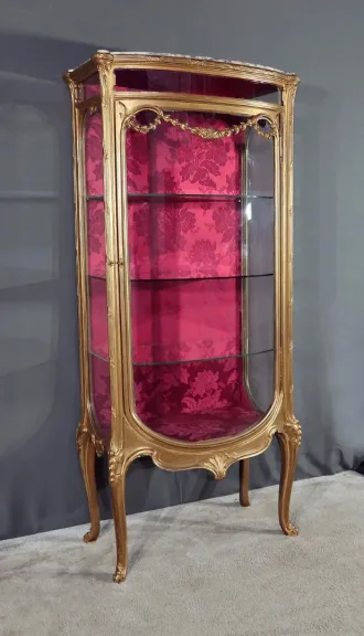 Vitrine Galbée en Bois Doré, Transition Louis XV / Louis XVI – Début XXe
