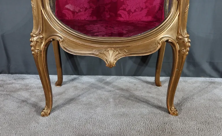 Vitrine Galbée en Bois Doré, Transition Louis XV / Louis XVI – Début XXe