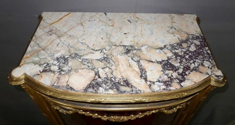Vitrine Galbée en Bois Doré, Transition Louis XV / Louis XVI – Début XXe
