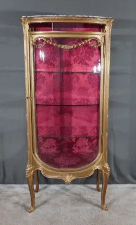 Vitrine Galbée en Bois Doré, Transition Louis XV / Louis XVI – Début XXe