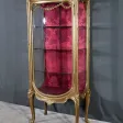 Vitrine Galbée en Bois Doré, Transition Louis XV / Louis XVI – Début XXe