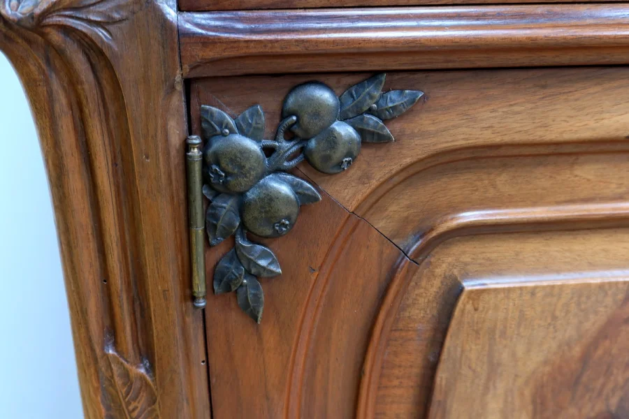 Desserte en Noyer, Art Nouveau – 1900Desserte en Noyer, Art Nouveau – 1900