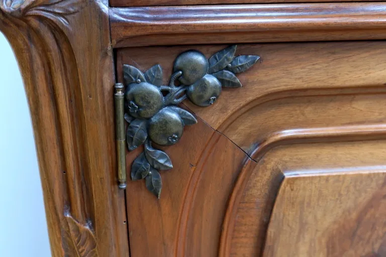 Desserte en Noyer, Art Nouveau – 1900Desserte en Noyer, Art Nouveau – 1900