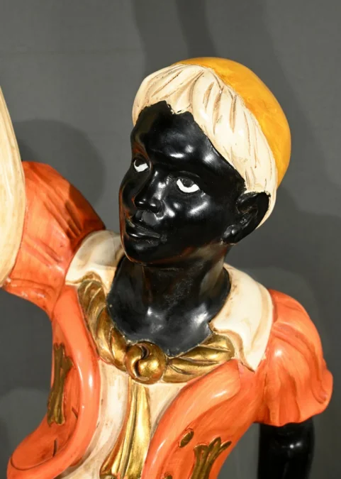 Nubien Porte-Torchère en Bois Peint – Milieu XXe