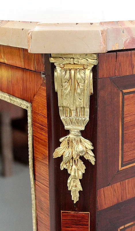 Vitrinekast in Lodewijk XVI-stijl