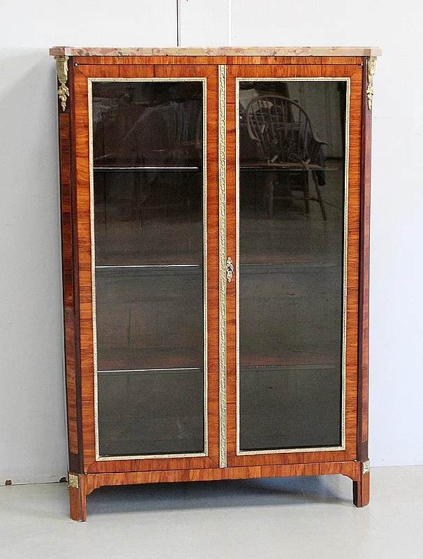VITRINE IM LOUIS XVI-STIL