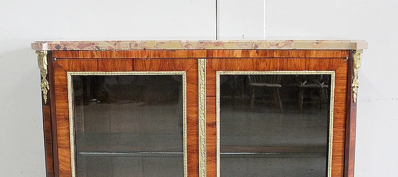 Vitrinekast in Lodewijk XVI-stijl