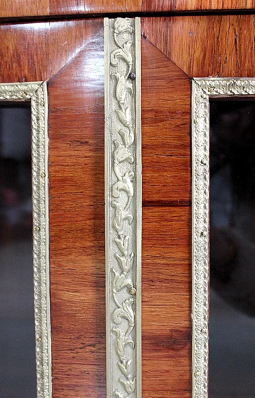 Vitrinekast in Lodewijk XVI-stijl