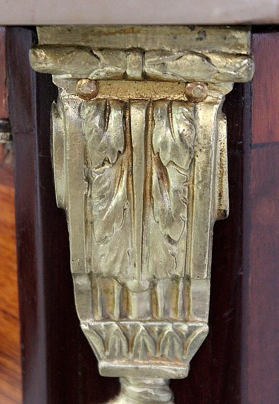 Vitrinekast in Lodewijk XVI-stijl