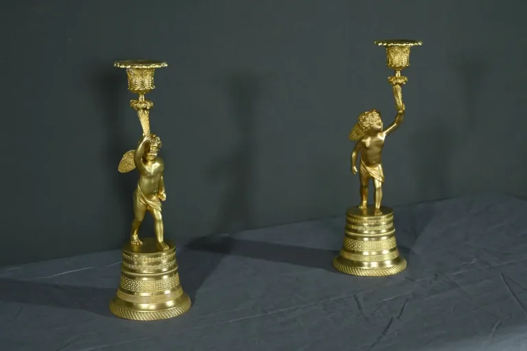 Paire de Bougeoirs en Bronze Doré – Milieu XIXe