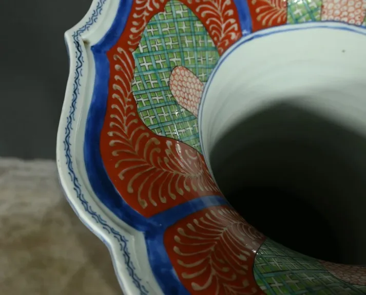 Vase en Porcelaine du Japon, époque Meiji – Fin XIXe