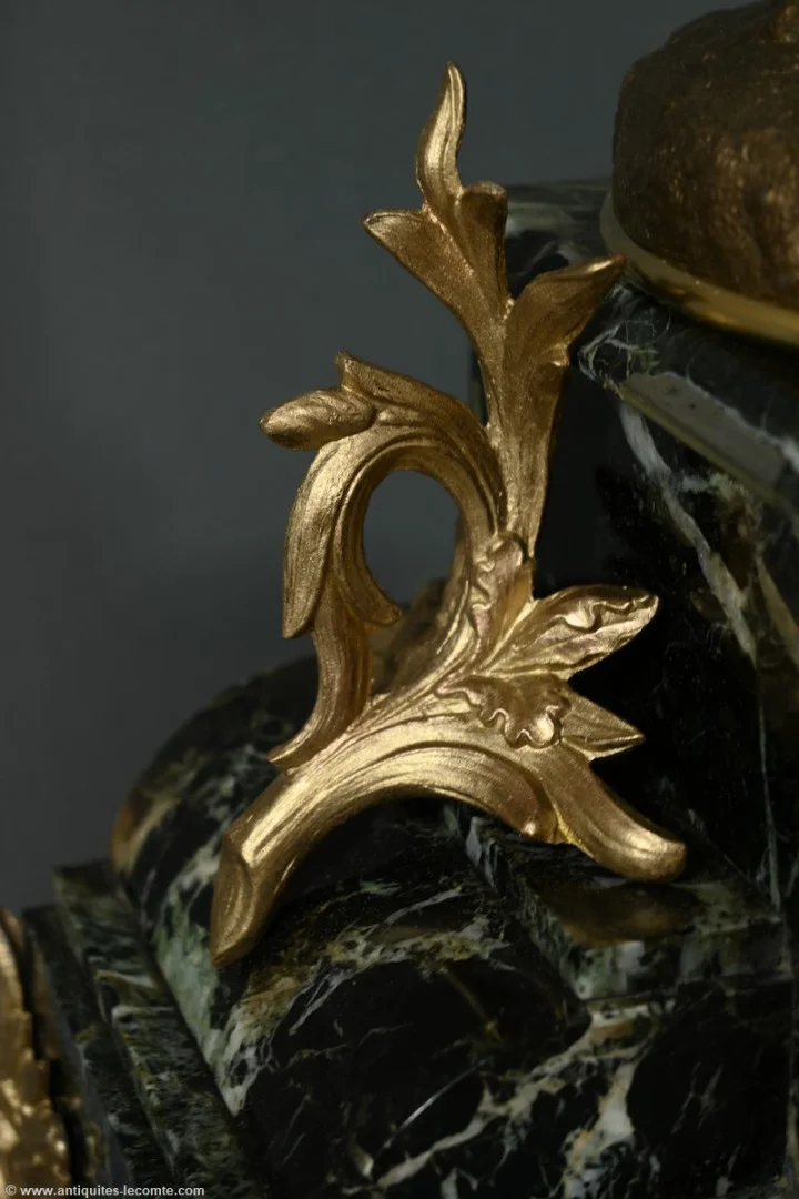 Pendule en Régule et Marbre, titrée “Jardinier”, signée A. Moreau – Fin XIXe