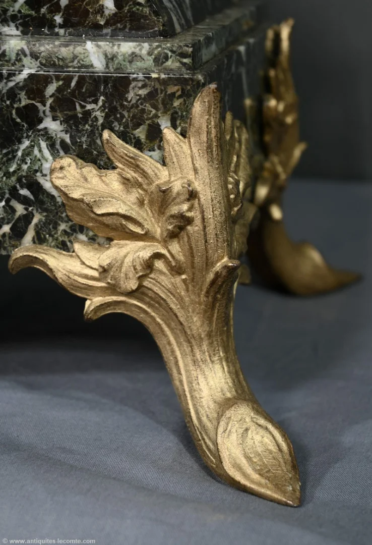 Pendule en Régule et Marbre, titrée “Jardinier”, signée A. Moreau – Fin XIXe
