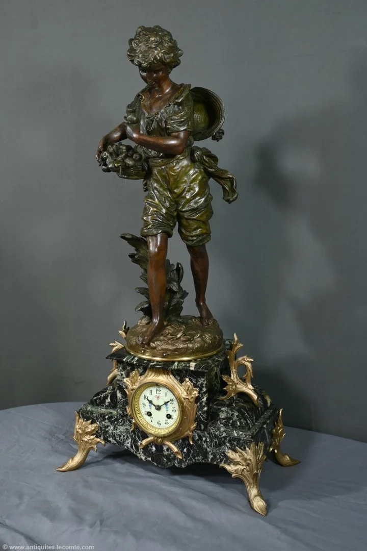 Pendule en Régule et Marbre, titrée “Jardinier”, signée A. Moreau – Fin XIXe