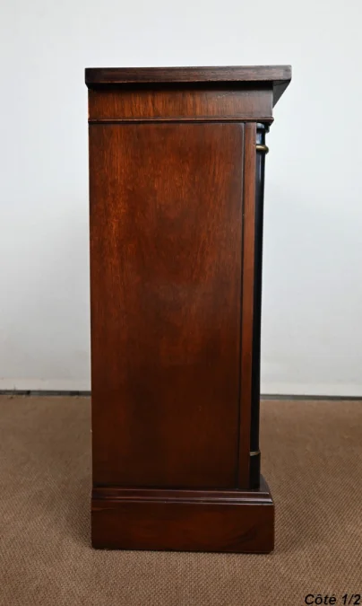 MAHOGANIE KAST