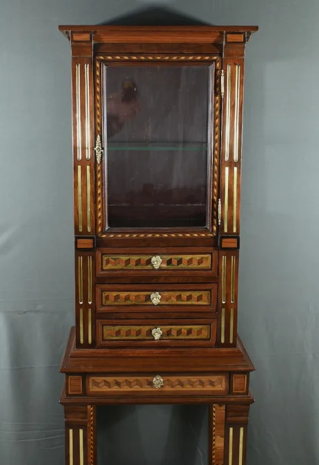 VITRINE IM LOUIS XV-STIL
